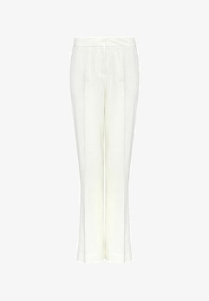 Białe spodnie o prostym kroju, z gładką fakturą i plisami z przodu dla dodatkowego wykończenia.