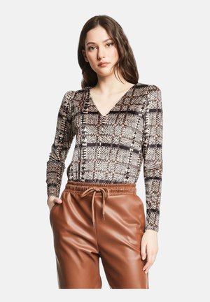 Maglione a maniche lunghe in maglia a fantasia multicolore con scollatura a V, abbinato a pantaloni in ecopelle marroni con coulisse.