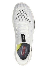 Zapatilla deportiva blanca con parte superior de malla texturizada, cierre de cordones y un collar acolchado. Presenta un interior gris y acentos de marca en negro.
