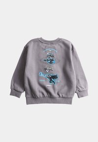 Szary sweter z elastanowymi mankietami, z niebieskimi grafikami przedstawiającymi Hulka i Kapitana Amerykę na plecach.