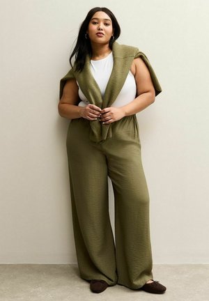 - Spodnie materiałowe