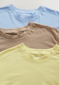 Drie gestapelde t-shirts: lichtblauw, beige en geel. Elk shirt heeft een ronde hals en is gemaakt van zachte stof met een gladde textuur.