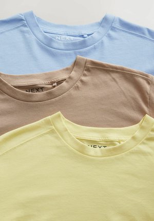 Trois t-shirts empilés : bleu clair, beige et jaune. Chacun a un col rond et est fabriqué en tissu doux avec une texture lisse.