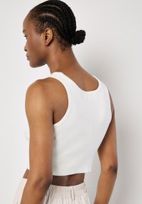 Apricot Top - white