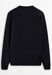 Pull en maille bleu marine avec un col rond, des manches longues et une texture lisse. Comprend des poignets et un ourlet côtelés. Vue de dos affichée.