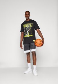 Mitchell & Ness POP PLAYER TEE VINTAGE LOGO - Klubové oblečení - black