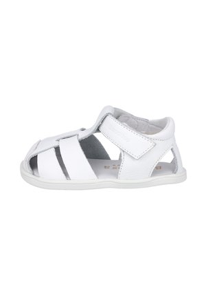 Sandalia para bebé de cuero blanco con diseño de puntera cerrada, correa ajustable de velcro y aberturas laterales transpirables en una suela de goma plana.