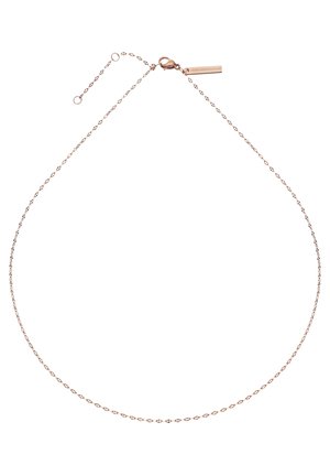 Collier délicat en chaîne en or rose avec de petites maillons ovales, fermoir mousqueton, et chaîne d'extension réglable avec une étiquette de marque rectangulaire.