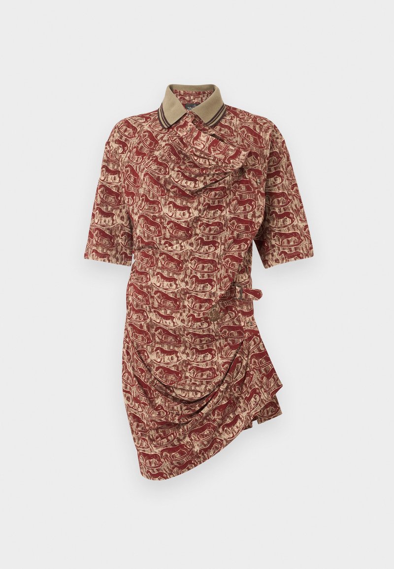 Vestito a maniche corte con parte frontale drappeggiata, colletto beige e motivo astratto rosso e beige che ricorda animali su sfondo chiaro.