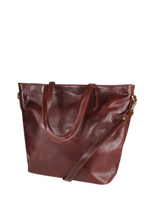 Sac cabas en cuir marron avec deux poignées et une bandoulière amovible, doté de ferrures dorées et de détails de couture visibles.