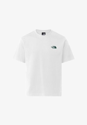 Witte katoenen t-shirt met een klein groen logo op de linkerkant van de borst. Klassiek rond decolleté ontwerp met korte mouwen. Hustige textuur.