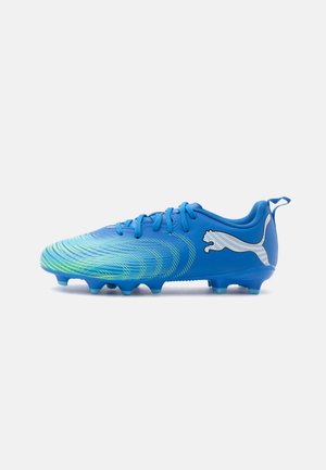 Chaussure de football bleue avec des accents vert néon, lacets bleus, crampons moulés et logo blanc Puma sur le côté et sur la languette du talon.