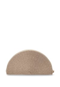 Bolsa textil beige con forma de media luna, que presenta un patrón espiral texturizado, herrajes de cremallera dorados y un acabado de tela suave.