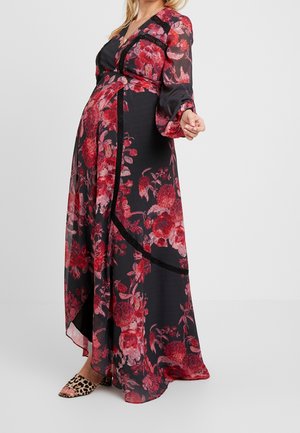 Abito lungo nero con grande stampa floreale rossa, caratterizzato da maniche lunghe, scollo a V e raffinati dettagli in bordo nero. Tessuto strutturato.