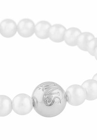 Vitt pärlarmband med rundade pärlor och en silverpärla märkt med "S/S". Slät yta, enhetlig storlek och enkel design.
