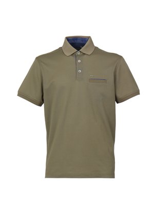 Maslinasto zeleni polo majica od mekanog materijala s tri dugmeta, kratkim rukavima i džepom na prsima s plavim akcentom.