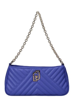 Mała pikowana niebieska torebka na ramię ze złotym łańcuszkiem i złotym geometrycznym zapięciem z logo na środku z przodu.