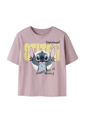 Lyse lilla kortærmet T-shirt med Stitch-figur med hævede arme, stor gul tekst "STITCH" og sætningerne "Experiment 626" og "Always full of mischief".
