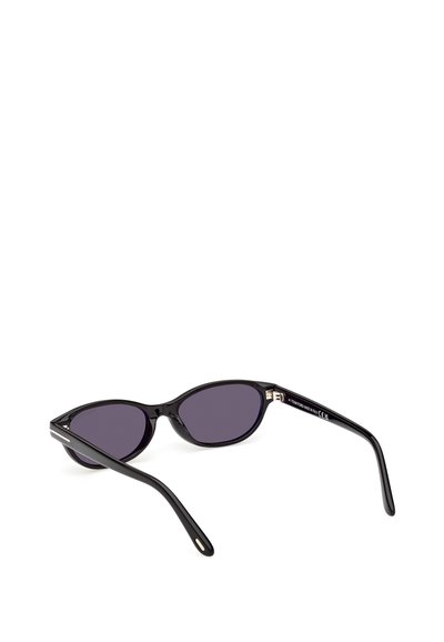 Zwarte cat-eye zonnebril met donkere lenzen. Glanzend montuur met subtiele zilveren accenten en taps toelopende armen. Gevoerde binnenarmen voor extra grip.