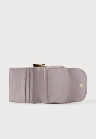 Portefeuille bi-fold violet clair avec six emplacements pour cartes, un compartiment à pièces zippé et une fermeture à bouton-pression dorée.