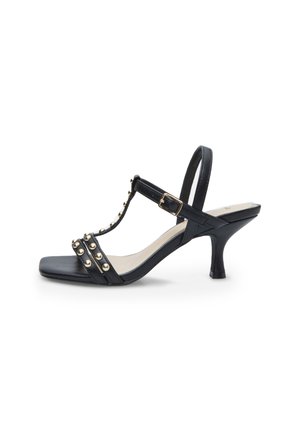 Schwarze Absatzsandale mit T-Riemen-Design, goldenen Nietenakzenten und einem quadratischen Zehenbereich. Das Material wirkt glatt mit einem glänzenden Finish.