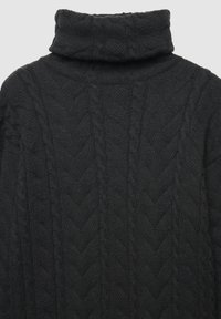 Maglione nero lavorato a maglia con collo alto e design a treccia testurizzata, caratterizzato da un aspetto voluminoso e accogliente e una costruzione in filato spesso.