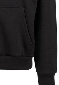 Sweatshirt noir avec une poche avant, des poignets côtelés et une ceinture. Fait en tissu doux, avec une texture lisse et un design minimaliste.