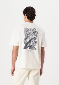 Selected Homme SLHRELAXWILL LICENSE O NECK TEE - Marškinėliai su spaudiniu - cloud dancer