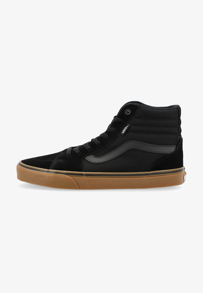 Zwarte hoge sneakers van suede en textiel, met een rubberen gumzool, zwarte veters en een logo-accent aan de zijkant.