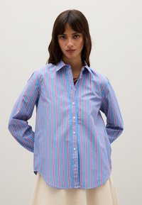Camisa a rayas azul con rayas verticales rosas y blancas, con botones en la parte delantera, mangas largas, dobladillo redondeado, hecha de tela ligera.