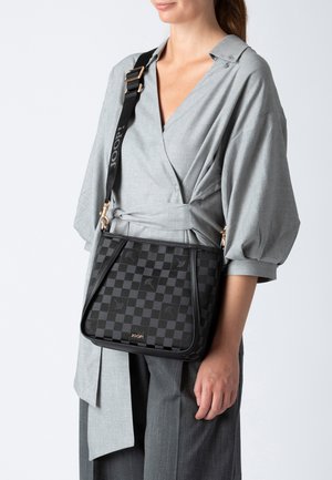 Schwarze, kariert Schultertasche mit glatter Textur, ausgestattet mit goldfarbenen Beschlägen, einem Schultergurt und einem Markenlogo an der Unterseite.