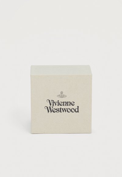 Cutie de culoare crem cu logo-ul Vivienne Westwood și simbolul globului centrat pe un fundal alb simplu.