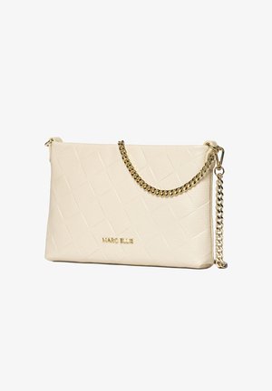 Pochette rectangulaire texturée couleur crème avec bandoulière chaîne dorée et petit logo doré « MARC ELLIS » à l'avant.