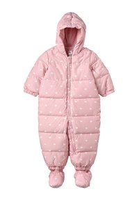 Roze babysneeuwpak met wit hartpatroon, afneembare capuchon, rits aan de voorkant, en ingebouwde wanten en laarsjes.