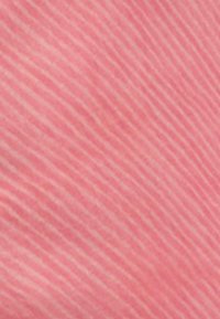 Amostra de tecido em rosa claro com suaves riscas texturizadas a correr em diagonal, apresentando uma superfície suave e lisa.