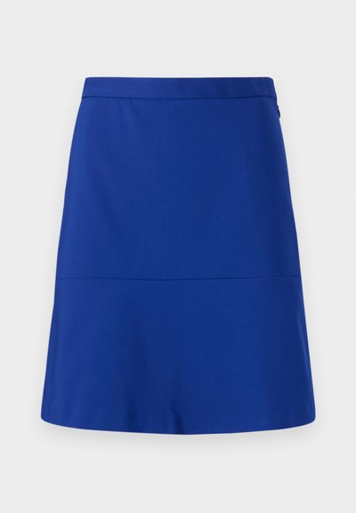 O fustă albastră confecționată dintr-un material neted, având o talie bine definită și un design simplu, evazat, fără embellishments sau modele.