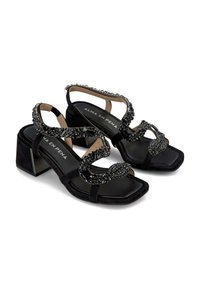 Sandali neri con tacco a spillo che presentano un design a punta quadrata, materiale in suede, cinturini decorati con perline e un tacco a blocco spesso.