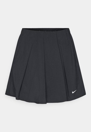 Fekete, redős atlétikai szoknya, testhezálló derékpánttal és apró fehér Nike logóval a jobb alsó szegélyen. Simább anyagú textúra.