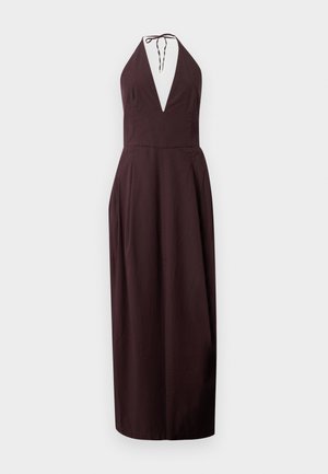 Tumši brūna maksi kleita bez piedurknēm ar haltera kakla izgriezumu, dziļu V veida izgriezumu un aizdari ar auklu aizmugurē.