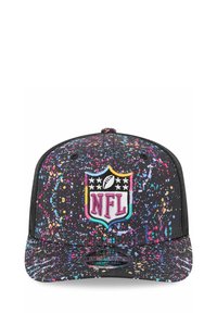 Schwarze Kappe mit einem mehrfarbigen Spritzmuster, gesticktem NFL-Logo auf der Vorderseite und einem flachen Schirmdesign. Mit einem dehnbaren Snap-Verschluss.
