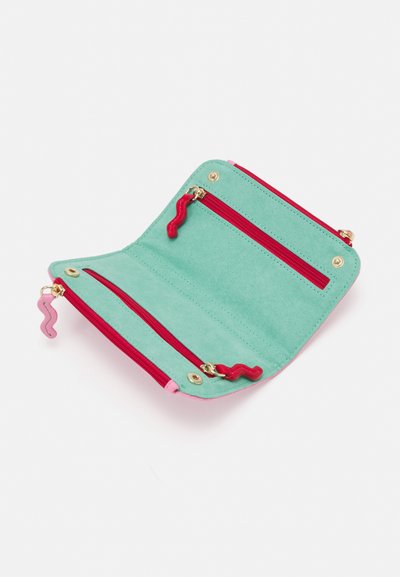 Kompakt lommebok i teal semsket skinn med rosa detaljer, som har to røde glidelåslommer og dekorative bølgete glidelåsgrep.