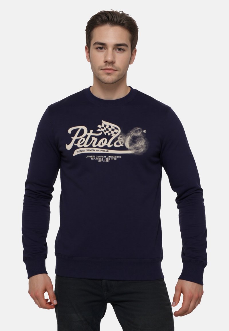 Felpa blu navy con maniche lunghe. Presenta una grande grafica color crema con la scritta "Petrol&C" sul davanti. Realizzata in un morbido tessuto testurizzato.