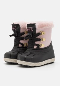 Vanntette vinterstøvler med en svart gummibase, rosa tekstiloverdel, krage i fuskepels, snøring og detaljer i gullfarge.
