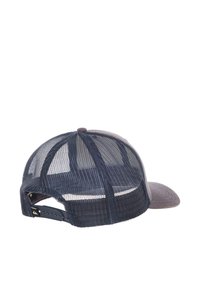 Gorra de béisbol gris con una parte trasera de malla azul marino, visera curva, cierre ajustable a presión y panel frontal de tela sólida.