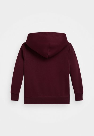 Bordeaux hoodie gemaakt van zachte stof, met een grote capuchon, lange mouwen en ribgebreide manchetten en zoom. Soepele textuur zonder zichtbare patronen.