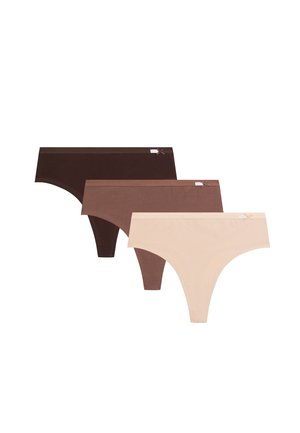 Trzy bezszwowe damskie stringi w ciemnobrązowym, średnio brązowym i beżowym kolorze, każdy z małą dekoracyjną kokardką i metką na pasie.