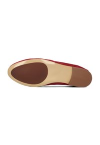 Rode suede schoen met een ronde neus en een lichtgewicht crèmekleurige zool. De zool heeft een bruine rubberen patch voor grip.