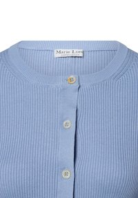 Hellblaues geripptes Cardigan mit rundem Ausschnitt, mit drei Knöpfen und einem Etikett mit der Aufschrift "Marie Lund, Kopenhagen." Weicher Stoff.