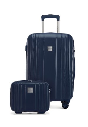 Zwei dunkelblaue, strukturierte Hartschalenkoffer, einer groß mit ausziehbarem Griff und Rollen, und einer kleiner mit Reißverschluss oben.