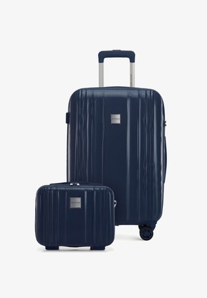Dos maletas rígidas de textura azul oscuro, una grande con asa extensible y ruedas, y una más pequeña con cremallera superior.